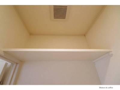 トイレの上部に必需品が置けるシェルフ