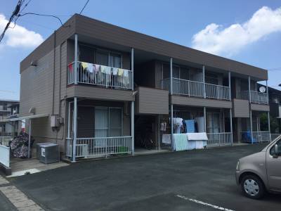 落ち着いた外観の建物です