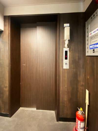 ２階までは階段、２階からはエレベーターがあります