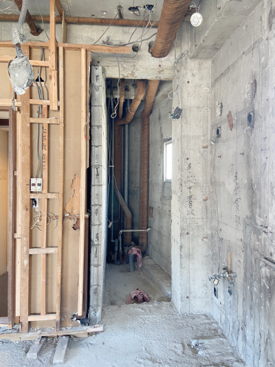 入り口のそばにトイレのスペースがあります