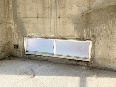 ベランダそばの壁には足元に小窓があります