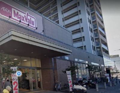 数分歩けば街中、スーパー、飲食店、パン屋さんその他便利。