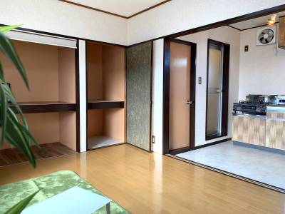 窓からたくさん陽の光が差し込む