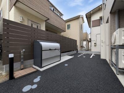 散歩後や外用品洗いに便利な外水栓／バイク置場あり