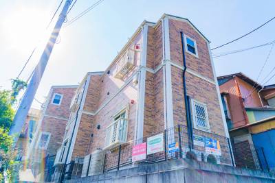 閑静な住宅街に佇む、落ち着いた雰囲気のアパート。