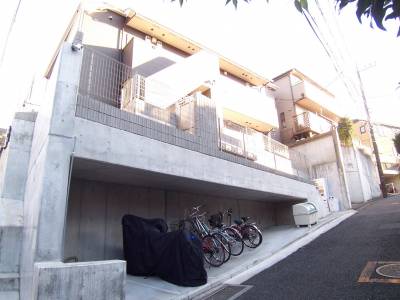 自転車＆大型バイクも置ける駐輪場完備！防犯カメラ付きです