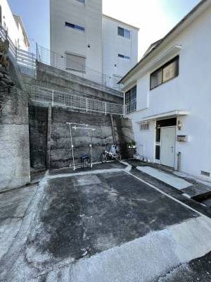 玄関前に大型倉庫も置ける広い庭があります。