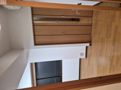 南側の窓です。小さい部屋です。