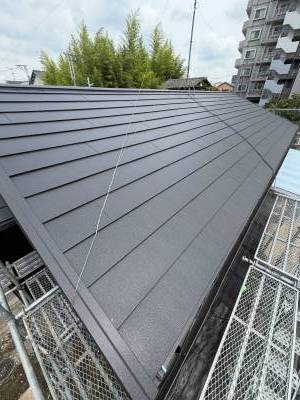屋根材は断熱材入りのスーパーガルテクトです。
