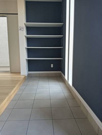 玄関の土間スペース　＆収納
ベンチを置いてもいいかも♪