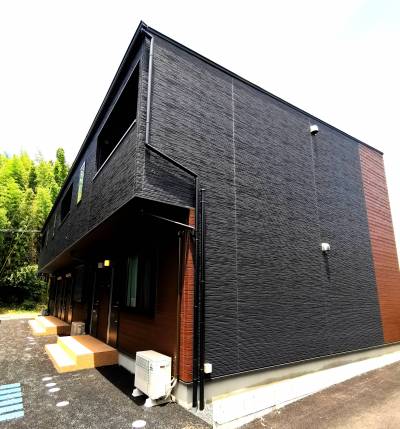 1階はシャッター付いていて安全安心♪黒と茶がコンセプトカラー
