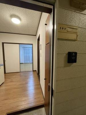 大きめの暖色LED照明が出迎えてくれます