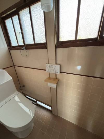 トイレはまるごと新品交換してます。
ホルダーも新品です！