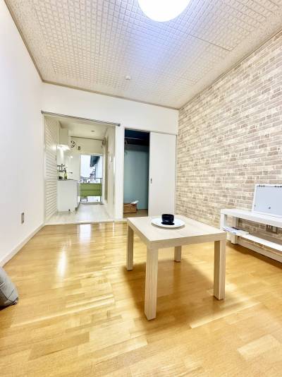 レンガ調の壁紙が素敵なお部屋です

