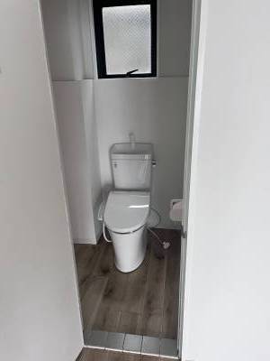 温水暖房便座です。
こちらも残置物扱いです。