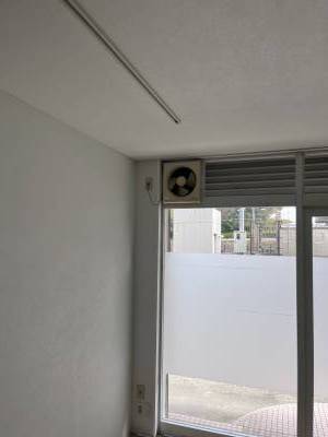 換気扇２つあります。
残置物扱いです。