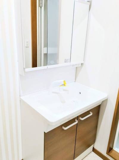 新品　三面鏡シャワー付洗面台