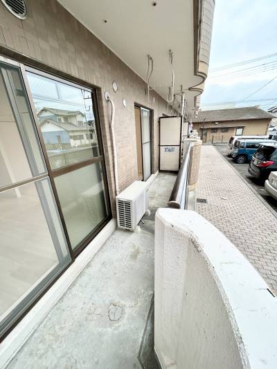 バルコニーも広々で日当たり良好です♪