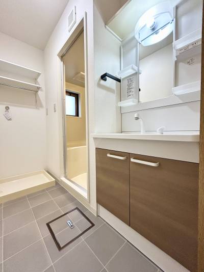 温水もシャワーも使える独立洗面台です♪