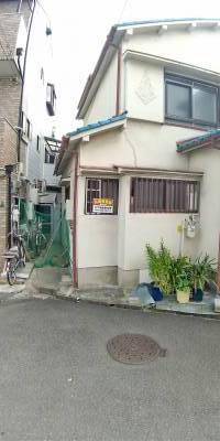 外観の横。通路。自転車とバイクが置けます。