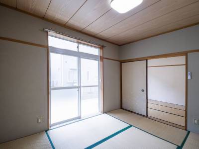 畳は防音、調湿、抗菌作用があり、足底や膝に優しい素材です。