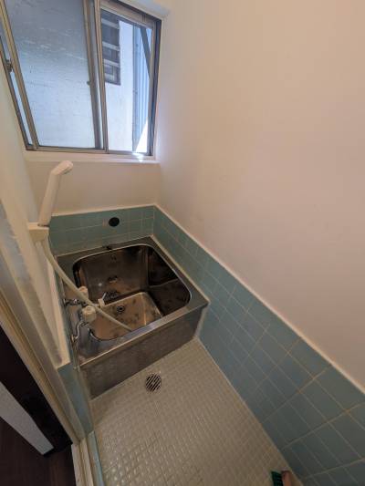 １F浴室はステンレス浴槽で、シャワー＋水栓は新品交換済です。