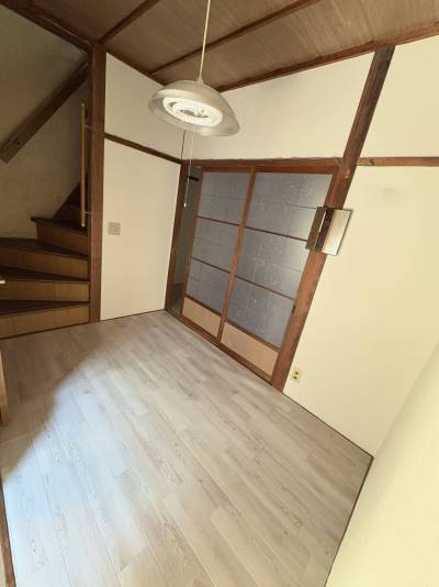 手前の部屋、階段も手すり付きで安心