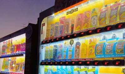 パジャマで！お菓子も買えるレア自販機へ♪