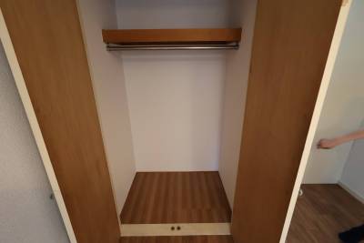 クローゼットの中です。床には木目パネルを貼っています。
