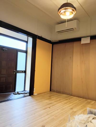 エアコン新品です。
照明も新品設置しました。