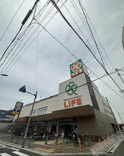 駅近くのスーパーです