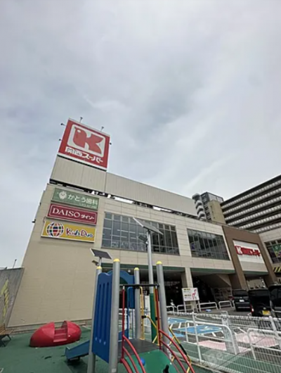 駅横のスーパーです