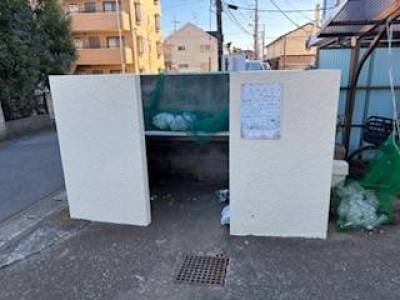 敷地内ゴミ集積場♪定期清掃有り。綺麗にお使い頂いております♪