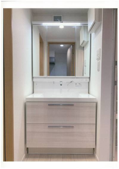 広々とした3面鏡の収納が充実した洗面化粧台！