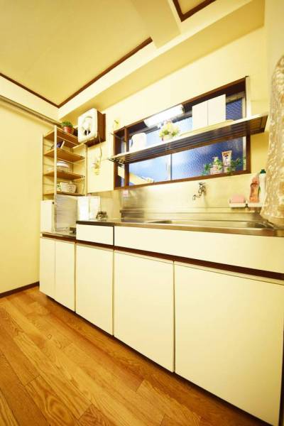キッチンは標準サイズで収納には食器や調理道具装備