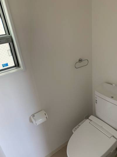 トイレ。窓も付いています。この部屋は向きが反対になります。