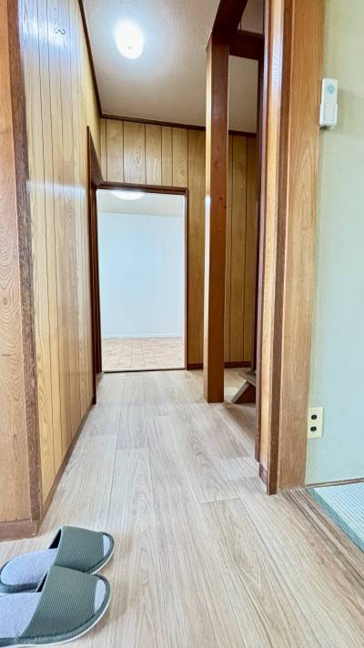 廊下も明るく綺麗にリフォーム済です！人感センサー照明でエコに