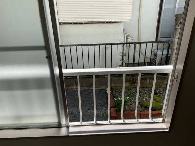 窓先には花壇があります。