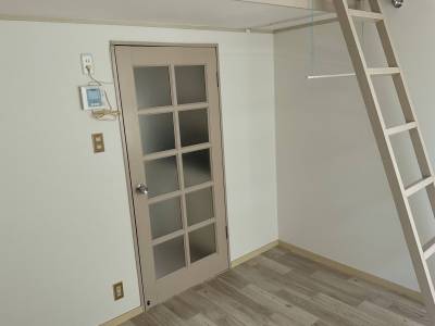 突っ張り棒は、服を掛けるなどを想定。