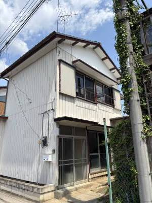 白くて明るい外観です。