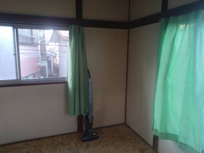 ２階の北側の板間。カーテン付です。