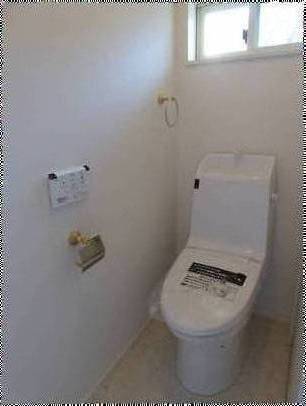 【窓の付いた明るいウオッシュレット付きトイレ】