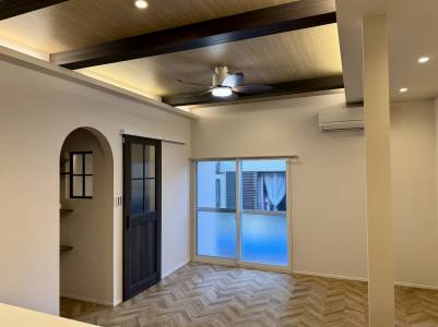 キッチン側から見たリビングスペース