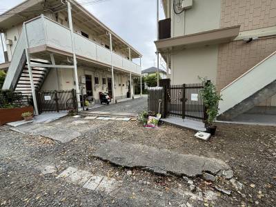 道路から見た外観です。周りはアパートが多くのどかです。