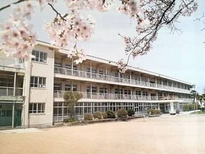 近くの双葉中学校