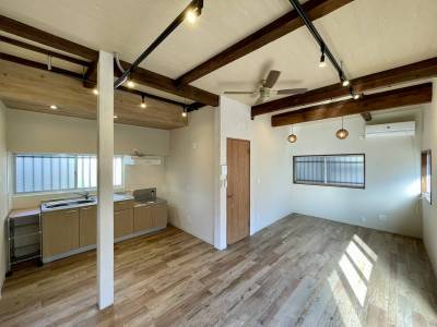 高い天井から針をアクセントに。（昼間撮影）