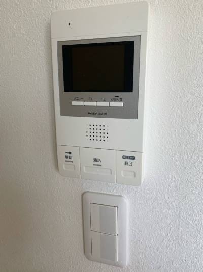 室内のドアホン。カメラ付きです。不在時に録画もできます。