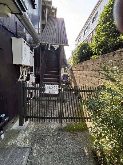 笑恵館右わきから入ります