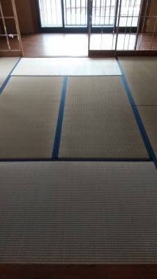 ２階南側８畳間、新しい畳です。