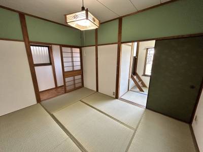 和室からサービスルーム&rarr;大きなベランダに続きます。